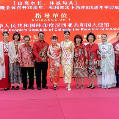 Miss Tionghoa Indonesia 2024 dan Little Miss Tionghoa Indonesia 2024 Hadiri Pembukaan Pameran Seni di Surabaya