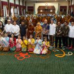 Miss Tionghoa Indonesia Tunjukkan Semangat Toleransi dalam Penyambutan “Walk for Peace” di Grahadi Surabaya
