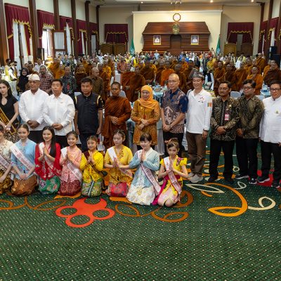 Miss Tionghoa Indonesia Tunjukkan Semangat Toleransi dalam Penyambutan “Walk for Peace” di Grahadi Surabaya