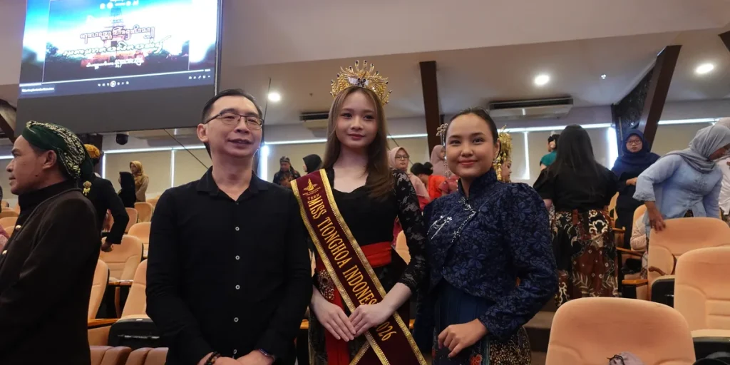 Fiorentine, Teen Miss Tionghoa Indonesia 2026, berfoto bersama di perayaan Bulan Bahasa