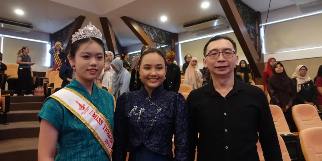 Fayola, Little Miss Tionghoa Indonesia 2026 Intelegensia, berfoto bersama di perayaan Bulan Bahasa