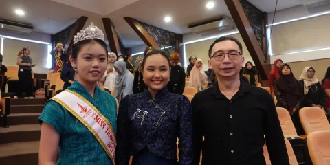 Fayola, Little Miss Intelegensia, Menyalin Aksara Jawa di Perayaan Bulan Bahasa