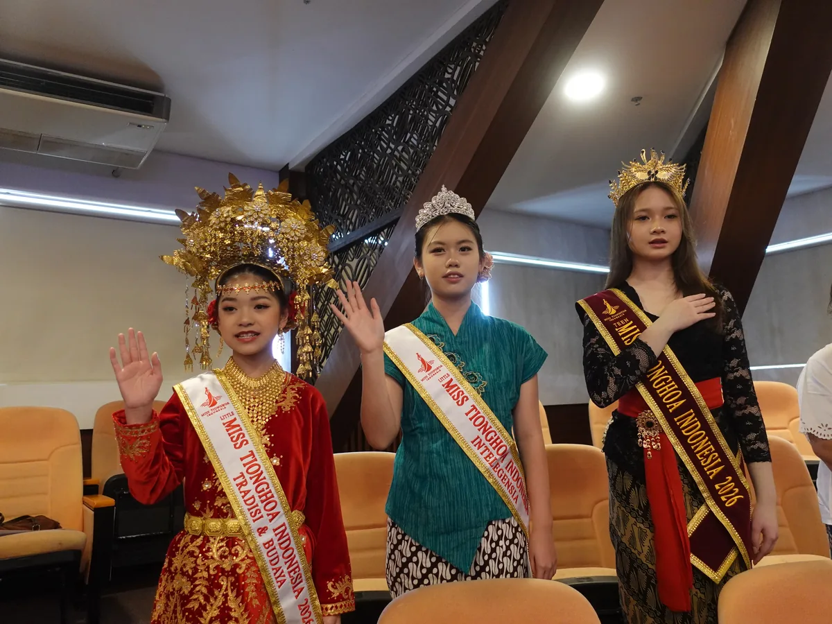 Ketiga perwakilan Miss Tionghoa Indonesia berfoto bersama di perayaan Bulan Bahasa