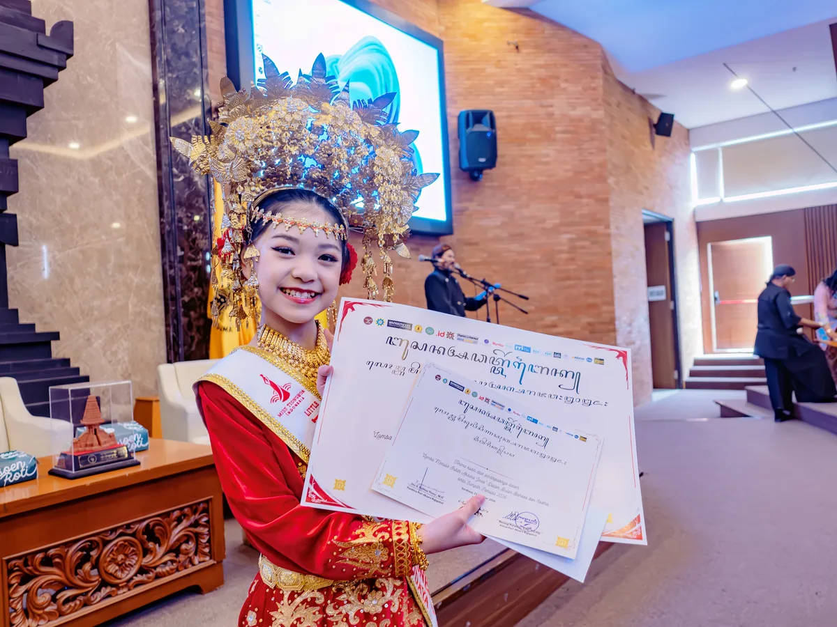 Vanessa Wattimena usai penobatan Best Dress di perayaan Bulan Bahasa