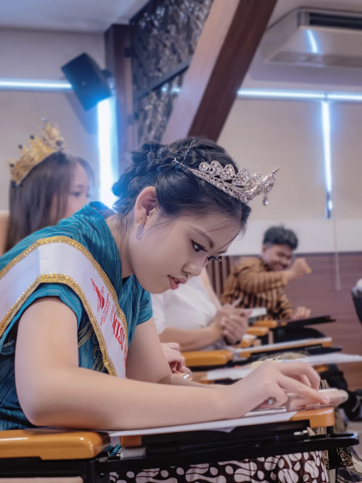 Fayola menulis aksara Jawa dalam lomba pada perayaan Bulan Bahasa