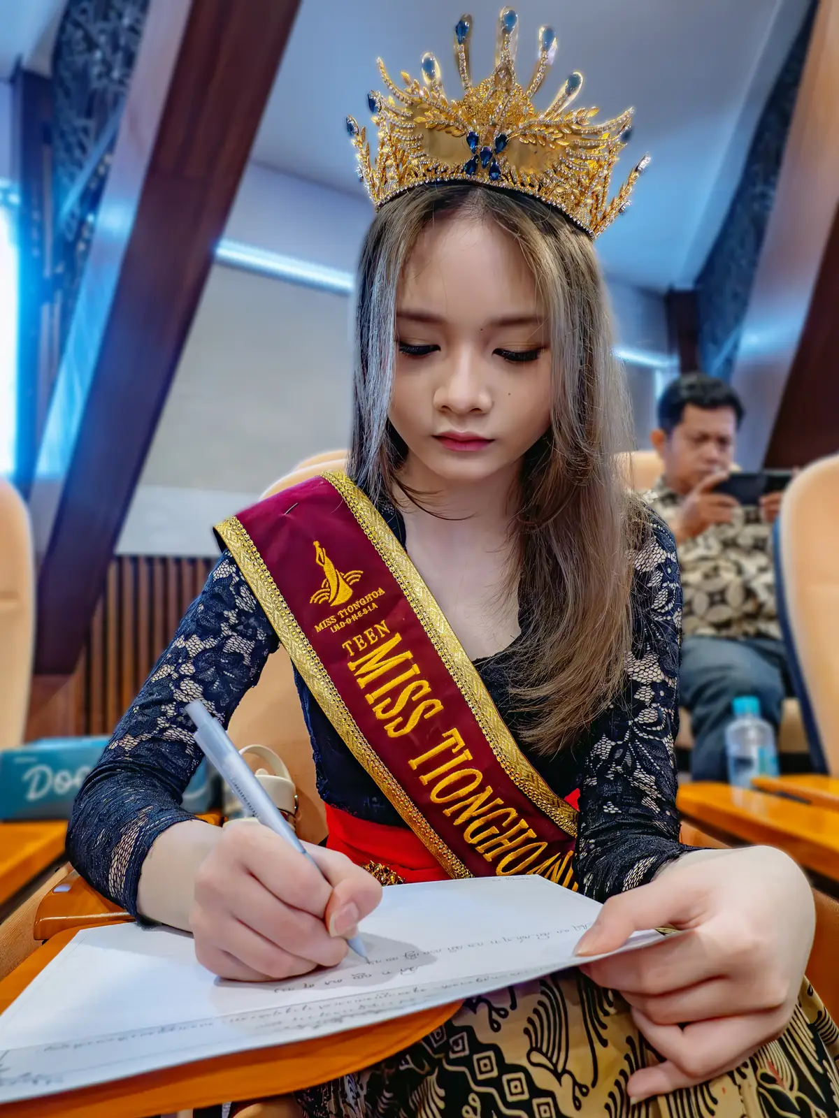 Perwakilan Miss Tionghoa Indonesia menulis aksara Jawa dalam lomba pada perayaan Bulan Bahasa