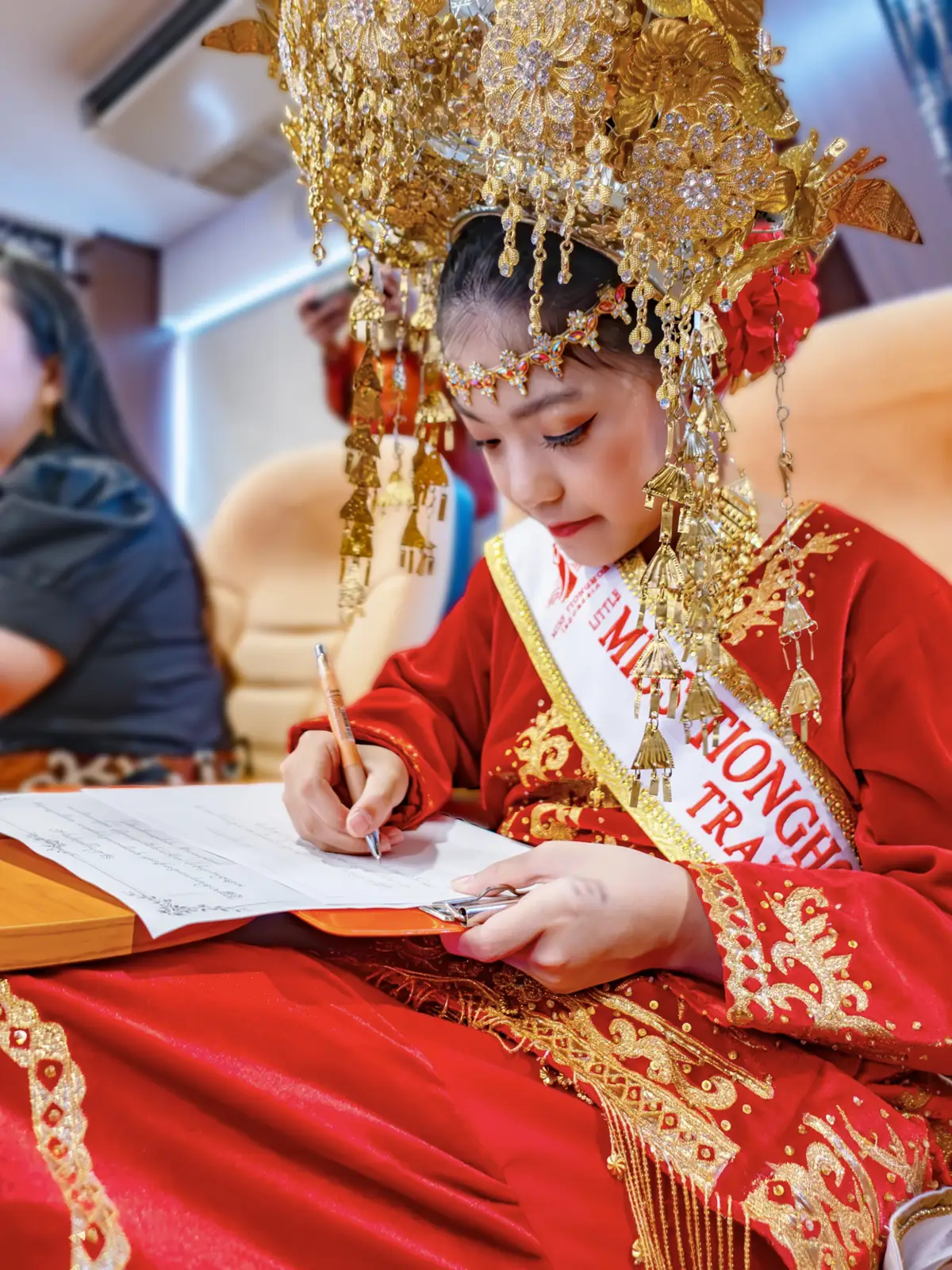 Vanessa Wattimena menulis aksara Jawa dalam lomba pada perayaan Bulan Bahasa