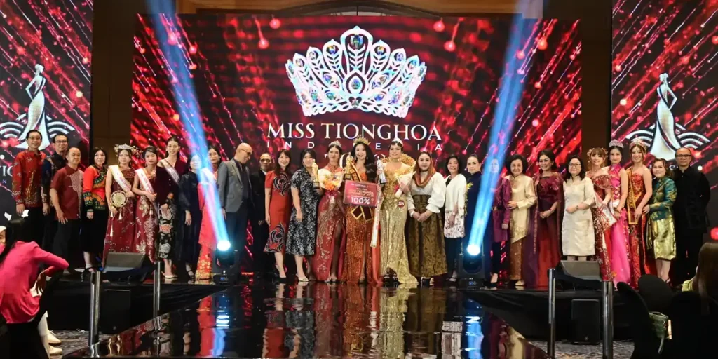 Foto bersama pemenang, finalis, dan panitia Miss Tionghoa Indonesia 2026 di atas panggung