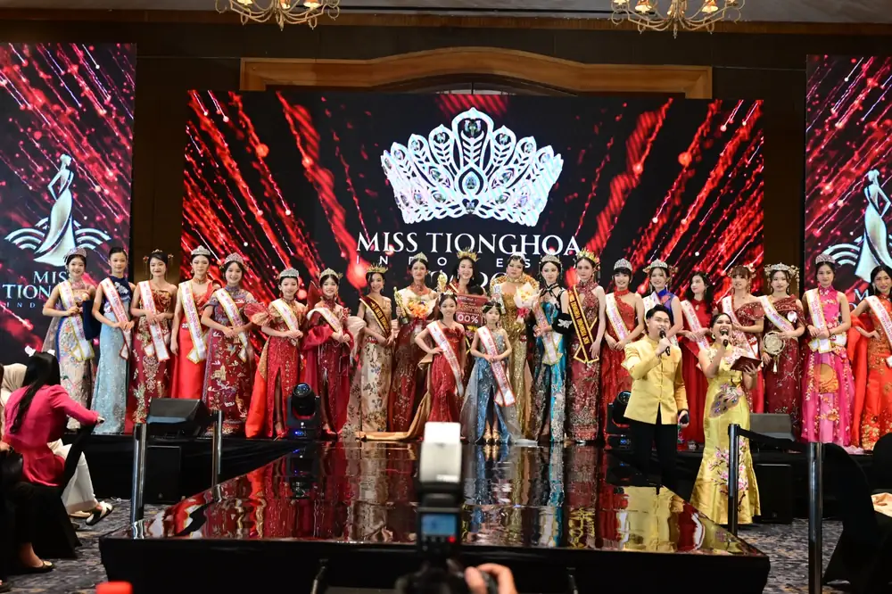 Para finalis Miss Tionghoa Indonesia 2026 dalam balutan gaun malam berbaris di panggung bersama pembawa acara