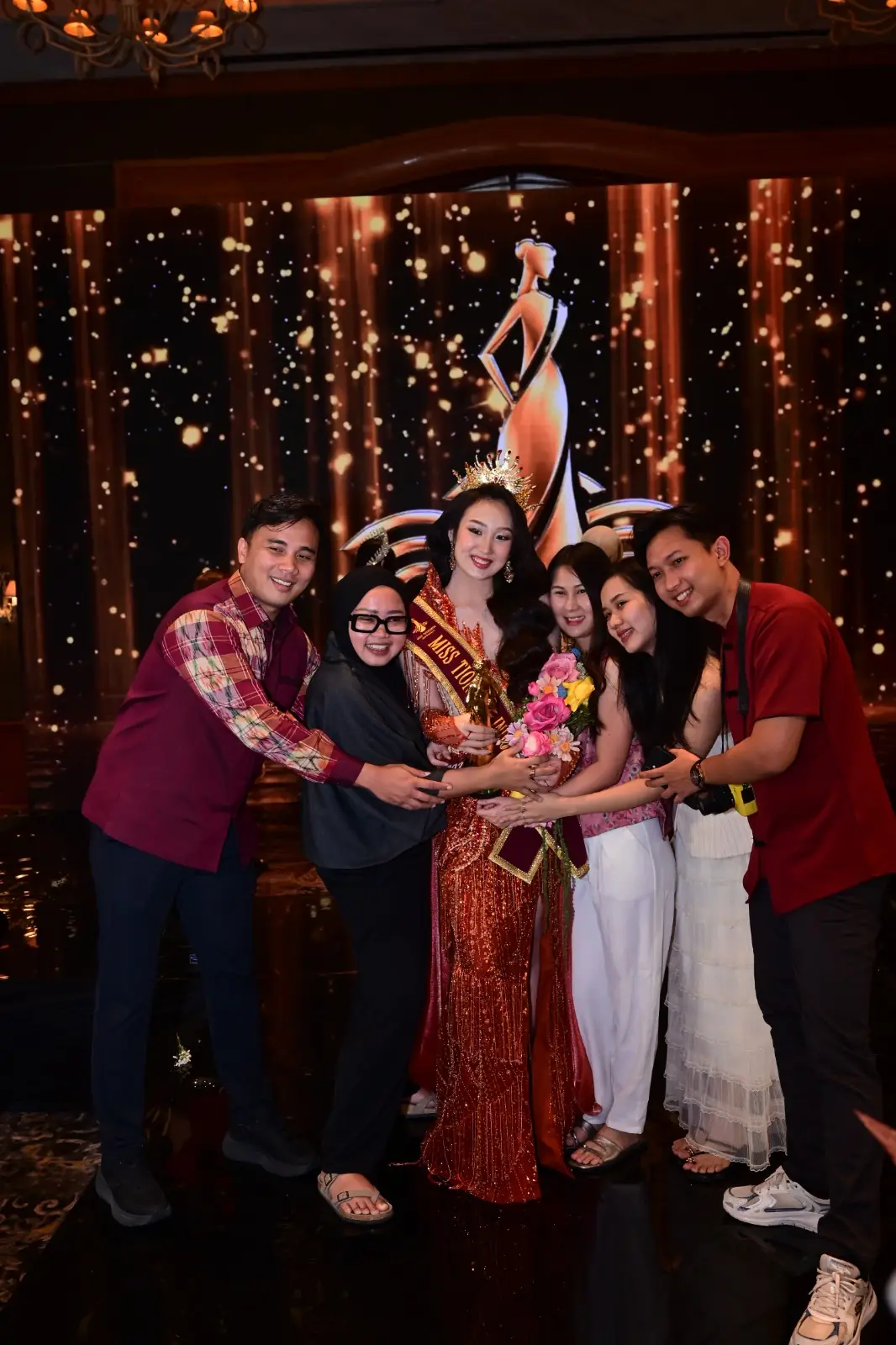 Pemenang Miss Tionghoa Indonesia 2026 bermahkota emas berfoto bersama tamu undangan