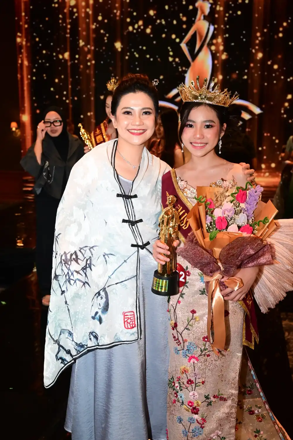 Pemenang Miss Tionghoa Indonesia 2026 memegang trofi dan buket bunga