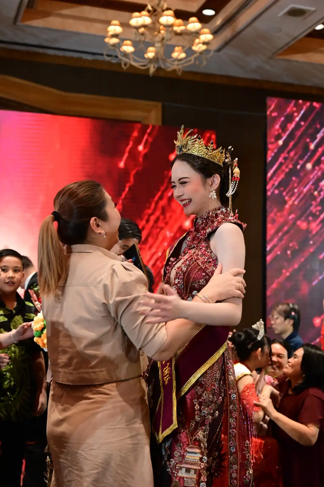 Pemenang Miss Tionghoa Indonesia 2026 menerima ucapan selamat seusai penobatan