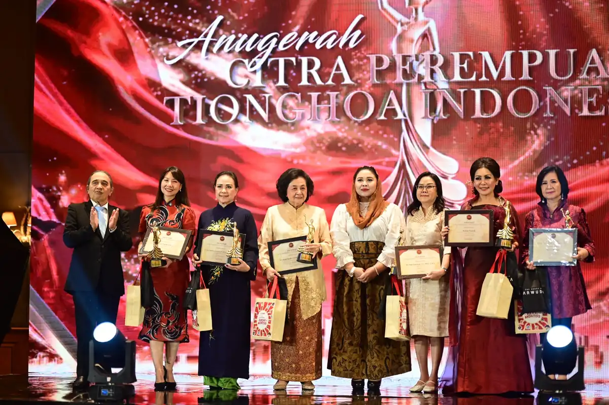 Foto bersama para penerima Anugerah Citra Perempuan Tionghoa Indonesia di atas panggung