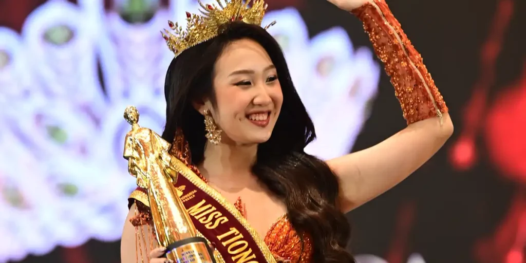 Gebriella Giorgina bermahkota dan memegang trofi usai dinobatkan sebagai Miss Tionghoa Indonesia 2026