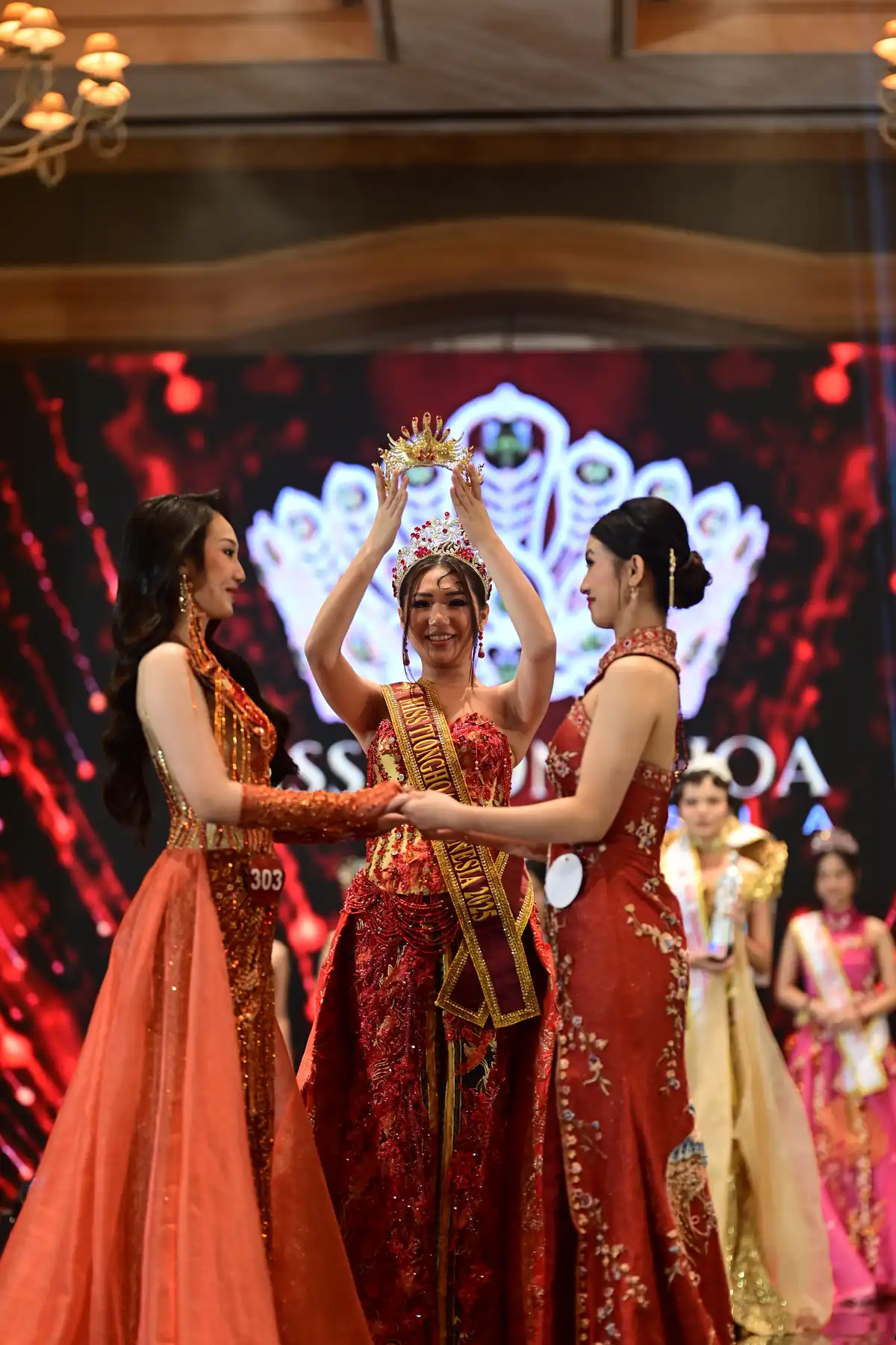 Momen penobatan Gebriella Giorgina sebagai Miss Tionghoa Indonesia 2026 di atas panggung