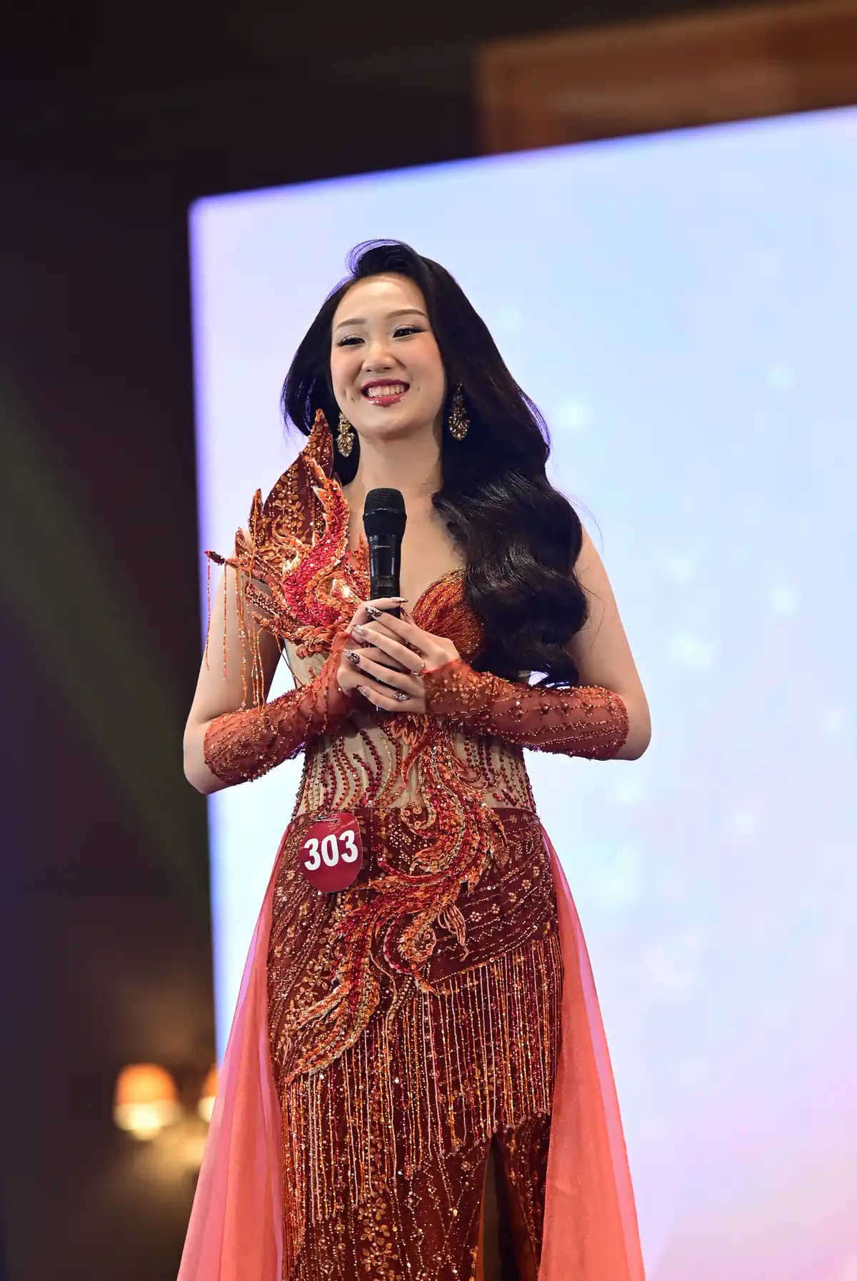 Gebriella Giorgina berbicara dengan mikrofon di atas panggung Grand Final Miss Tionghoa Indonesia 2026