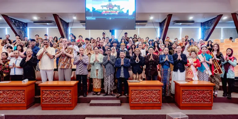 Miss Tionghoa Indonesia Belajar Aksara Jawa, Bukti Kebanggaan Menjadi Bagian dari Indonesia